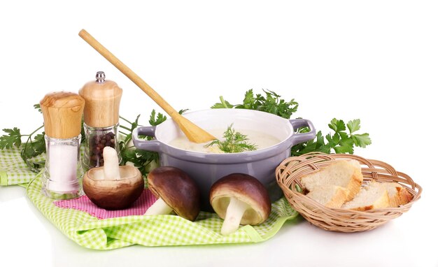 Kuchnia z talerzami i przyprawami