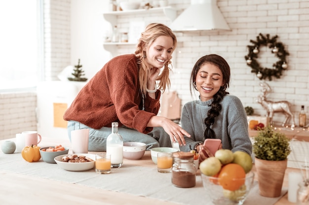 Uśmiechnięci ludzie przy stole